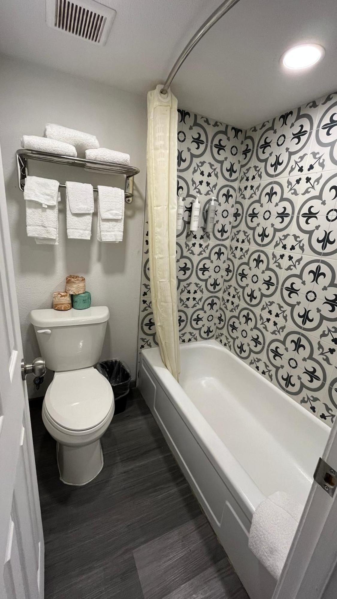 Town Place Studio Apartment Snyder Экстерьер фото